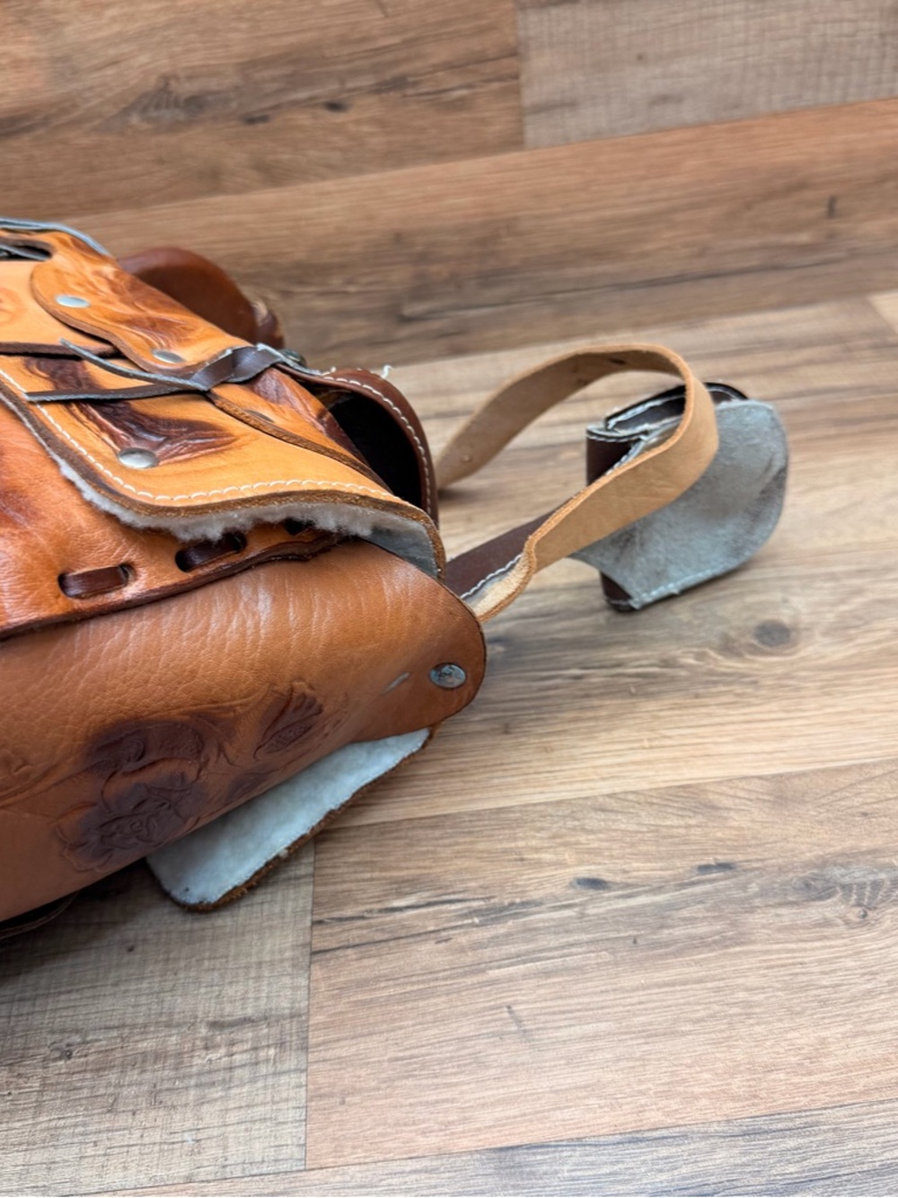 Vintage Tooled Leather Saddle Bag Purse in Tan and Dark Brown made in Mexico - Picture 5 of 8